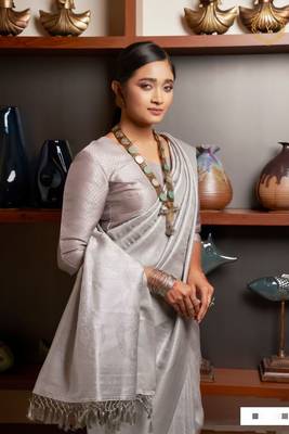 Off White Woven Woven Silk Blend Kanjeevaram Silk Saree 1