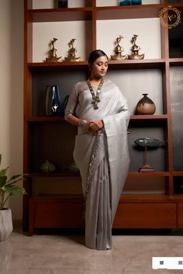 Off White Woven Woven Silk Blend Kanjeevaram Silk Saree 2