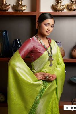 Parrot-Green Woven Woven Silk Blend Kanjeevaram Silk Saree 2
