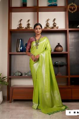 Parrot-Green Woven Woven Silk Blend Kanjeevaram Silk Saree 1