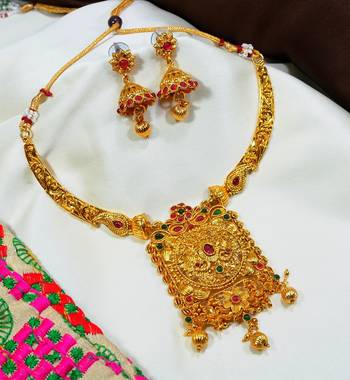 LALSO Shimmering  Multicolor Golden Necklace Set 1
