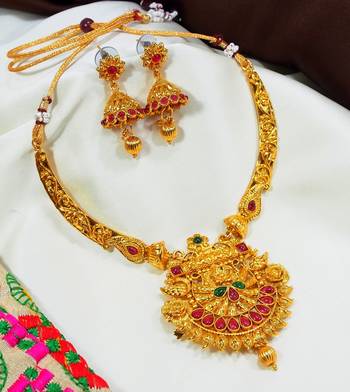 LALSO Shimmering  Multicolor Golden Necklace Set 1