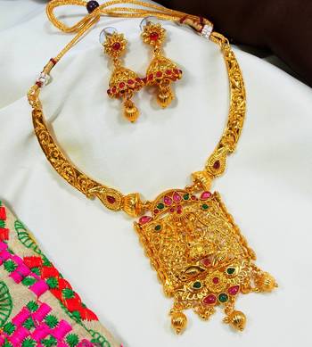 LALSO Shimmering  Multicolor Golden Necklace Set 1
