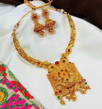 LALSO Shimmering  Multicolor Golden Necklace Set 1