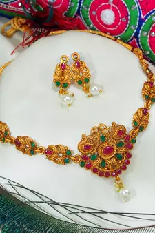 LALSO Beautiful Matte Gold Multicolor Delicate Choker Necklace Set