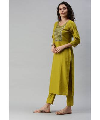 Women Green Embroidery Kurta Set with Net Dupatta 5