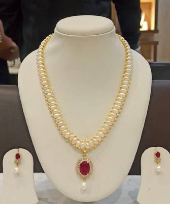 White pearl necklaces 1