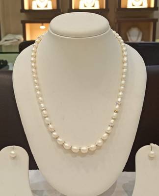 White pearl necklaces 1