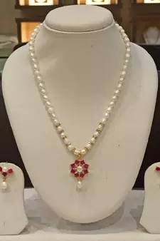 Multicolor pearl necklaces
