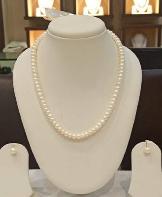 White pearl necklaces 1