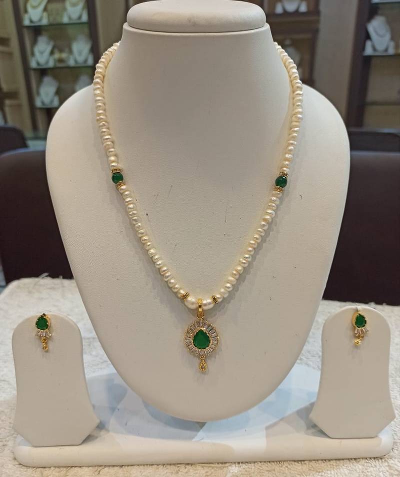 Multicolor pearl necklaces