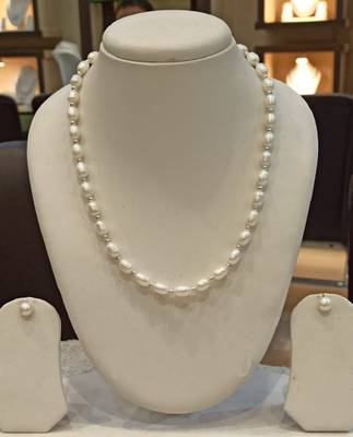 White pearl necklaces 1