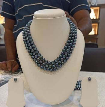 Blue pearl necklaces 1
