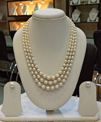 White pearl necklaces 1