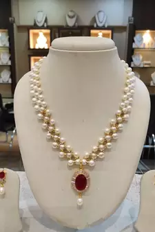 Multicolor pearl necklaces