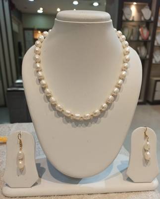 White pearl necklaces 1