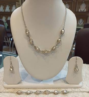 White pearl necklaces 1