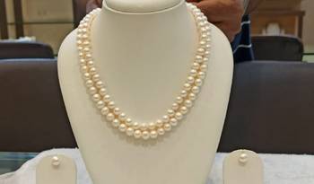 White pearl necklaces 1