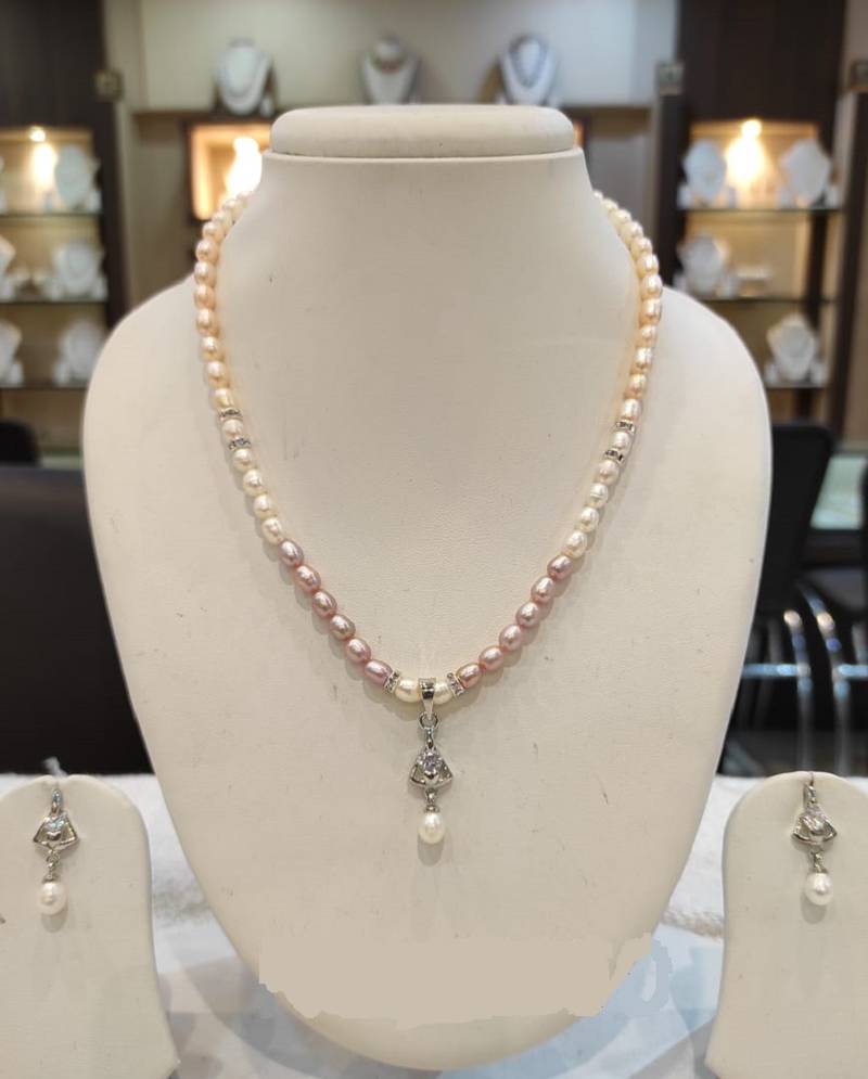 Multicolor pearl necklaces
