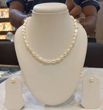 White mother of pearl necklaces 1