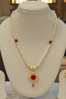 Multicolor pearl necklaces