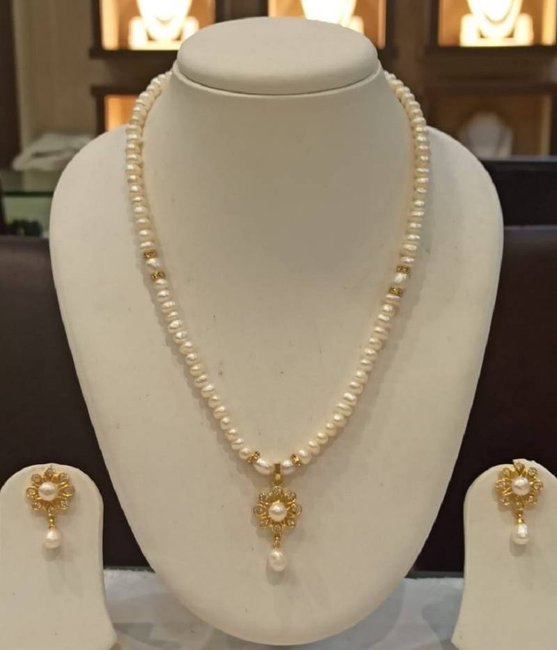 Multicolor pearl necklaces