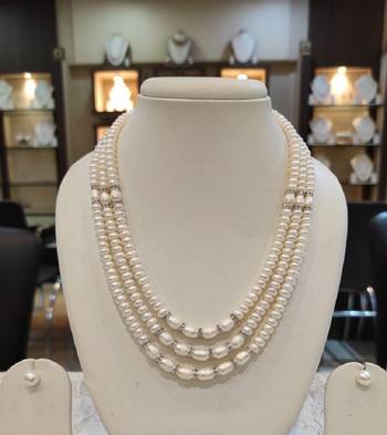 White pearl necklaces 1