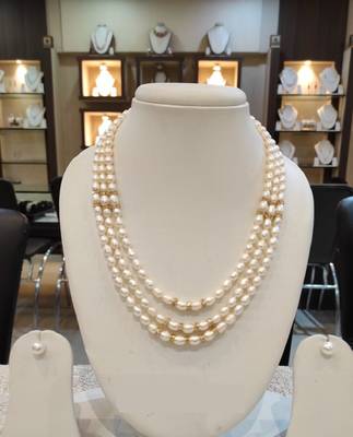 White pearl necklaces 1
