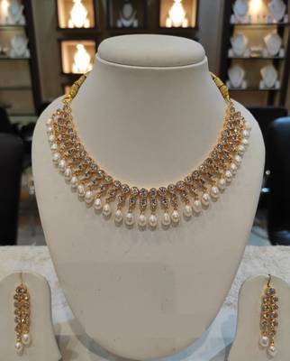 White pearl necklaces 1