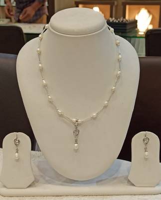 White pearl necklaces 1