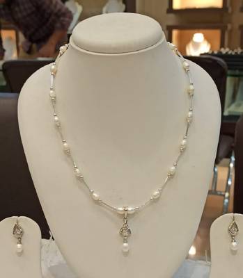 White pearl necklaces 1