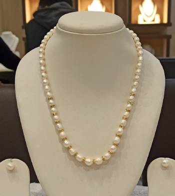 White pearl necklaces 1