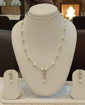 White pearl necklaces 1
