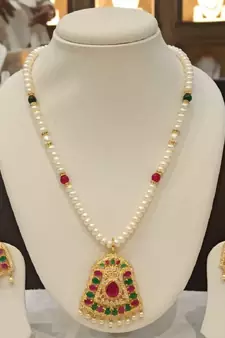 Multicolor pearl necklaces