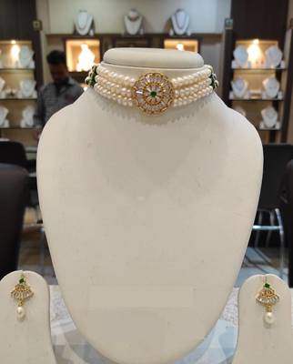 Multicolor pearl chokers 1