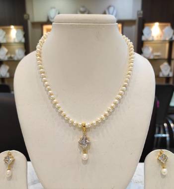 White pearl necklaces 1