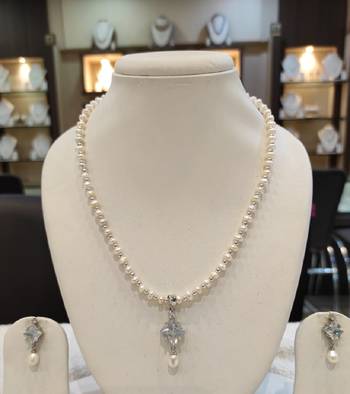 White pearl necklaces 1