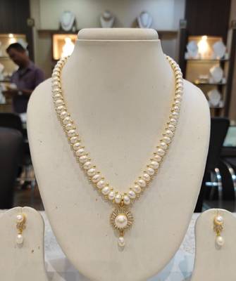 White pearl necklaces 1