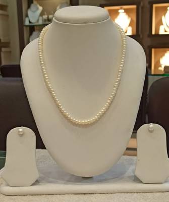 White pearl necklaces 1
