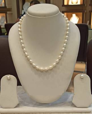 White pearl necklaces 1