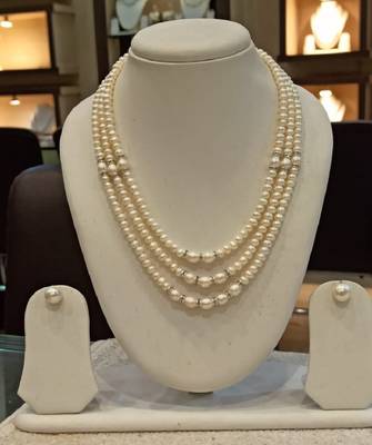 White pearl necklaces 1