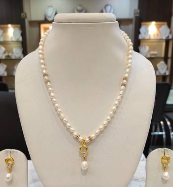 White pearl necklaces 1