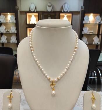 White pearl necklaces 1