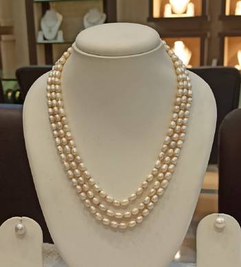 White pearl necklaces 1