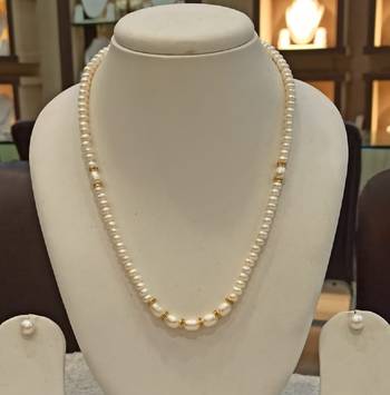 White pearl necklaces 1