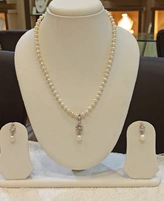 White pearl necklaces 1
