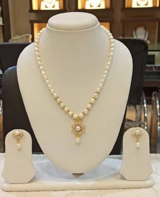 White pearl necklaces 1