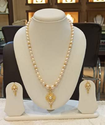 White pearl necklaces 1