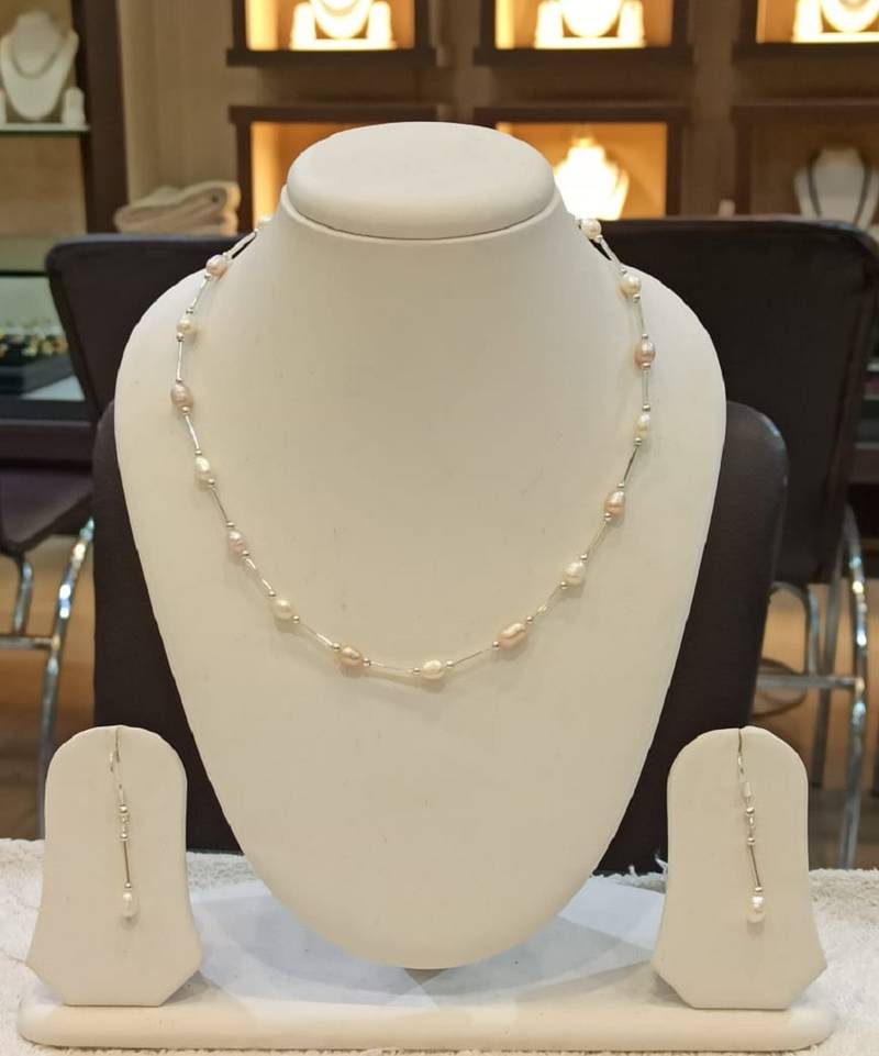 Multicolor pearl necklaces
