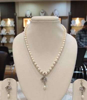 White pearl necklaces 1